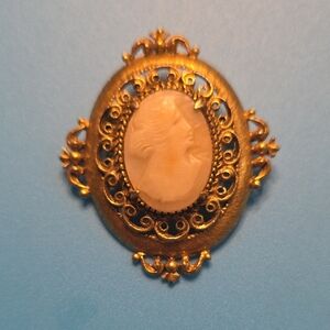 Vintage Florenza Gold Cameo Brooch